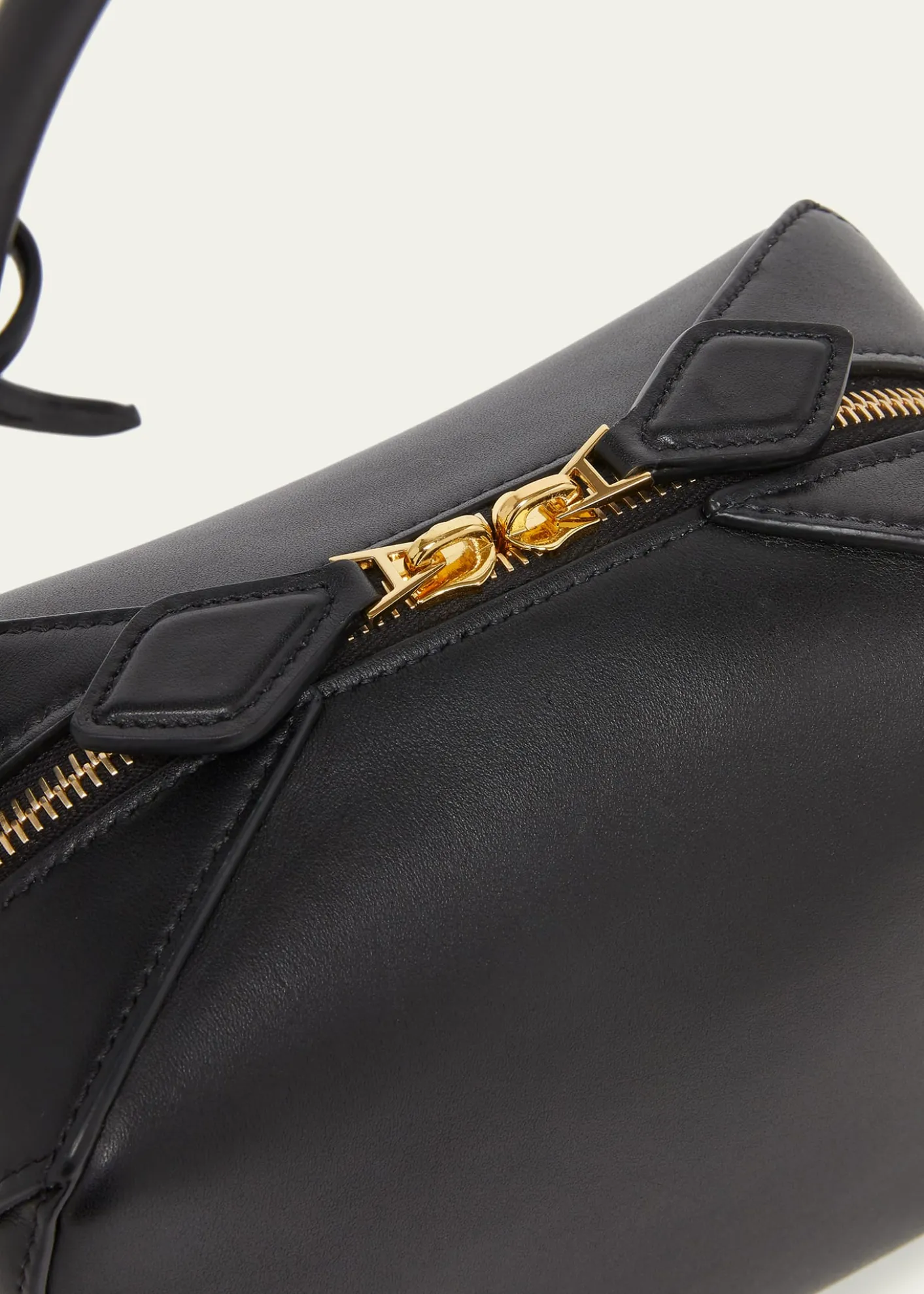 ALAIALe Bouledogue Dome Leather Shoulder Bag