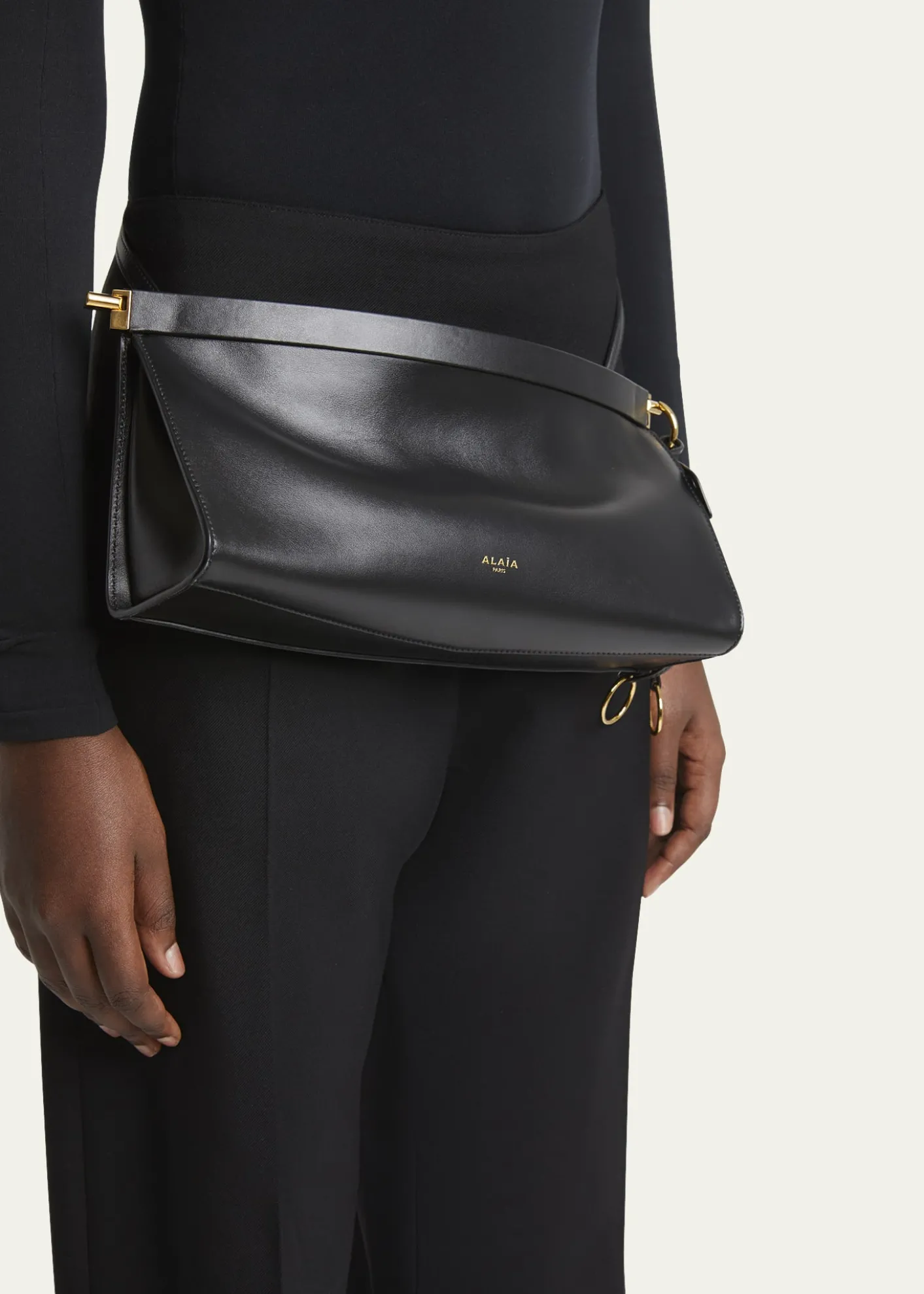 ALAIALe Click Medium Shoulder Bag in Glossy Leather