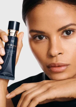 Cle de Peau BeauteRadiant Cream Foundation SPF 25